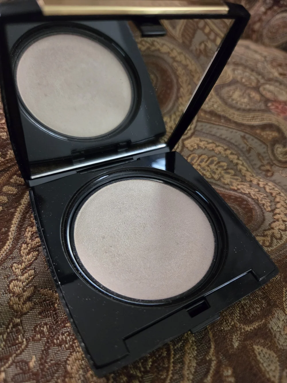 Dual Finish Highlighter Compact — Shimmering Buff (Black Compact)